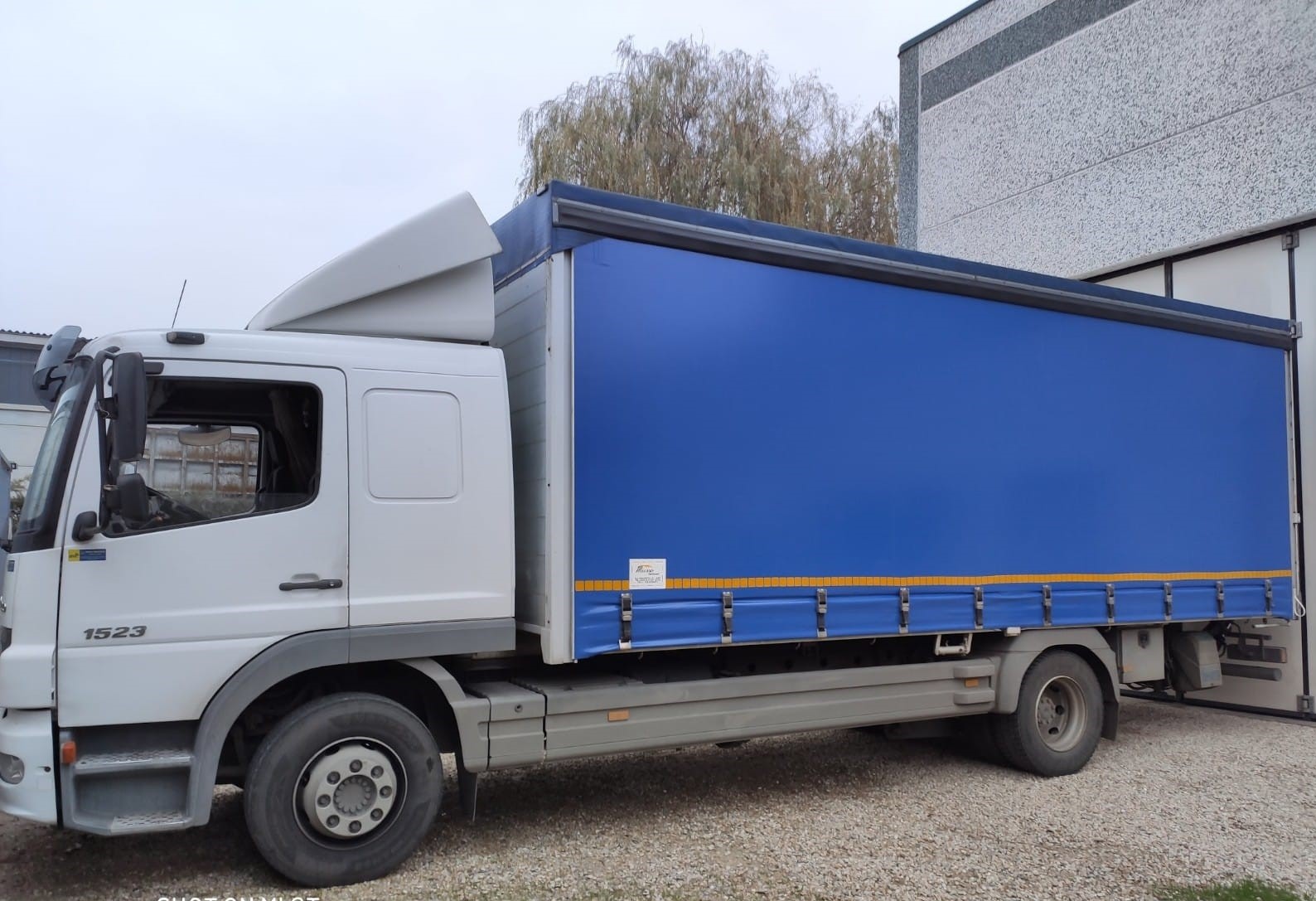 fianco camion blu